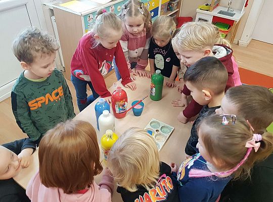 Dzieci utrwalają kolory i mieszają je