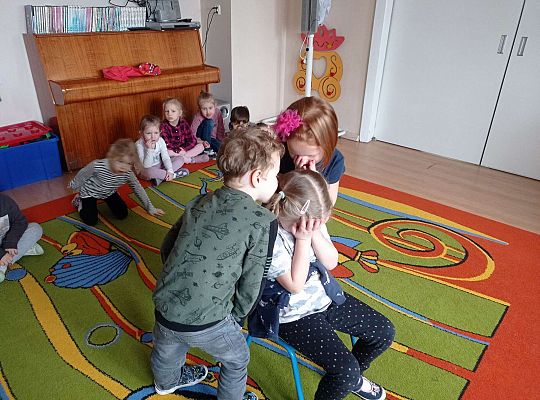 Dzieci mówią sobie komplementy na ucho