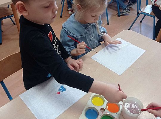 Dzieci malują na mokrej kartce