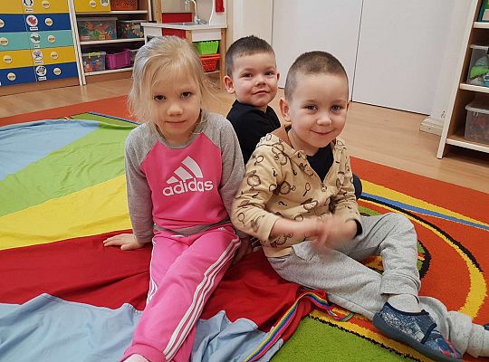 Dzieci utrwalają kolory bawiąc się, przy użyciu chusty animacyjnej