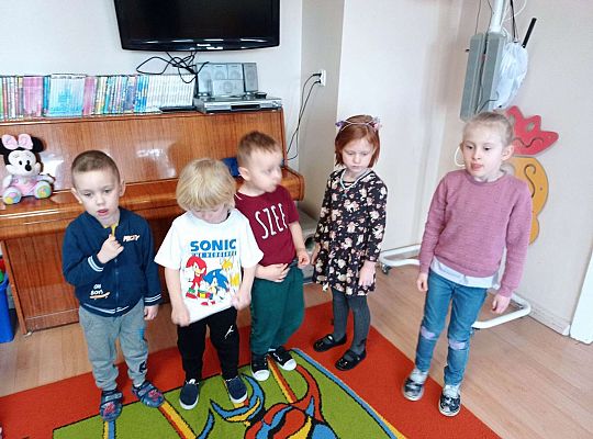 Dzieci bawią się w zabawę matematyczną