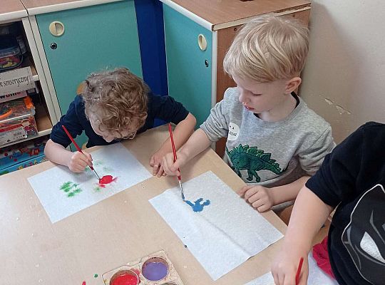 Dzieci malują na mokrej kartce