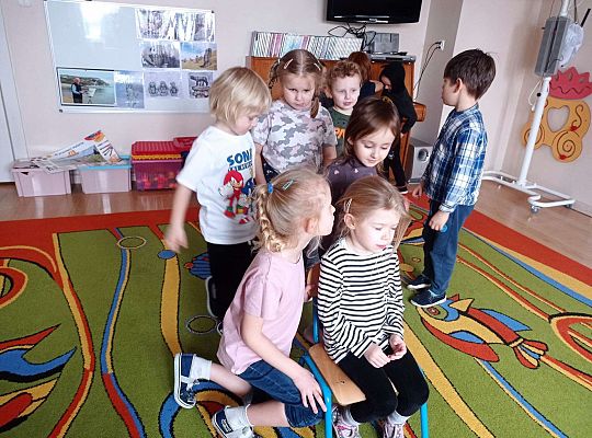 Dzieci mówią sobie komplementy na ucho