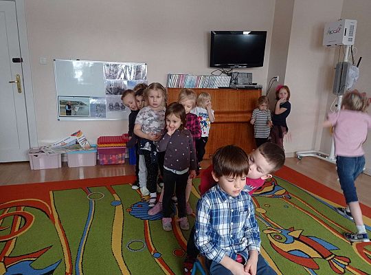 Dzieci mówią sobie komplementy na ucho