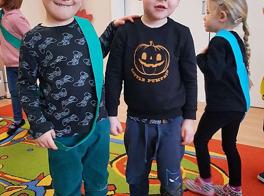 Dzieci dobierają się w grupy - ćwiczenie matematyczne