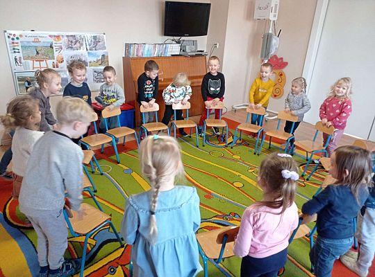 Dzieci ćwiczą orientację przestrzenną