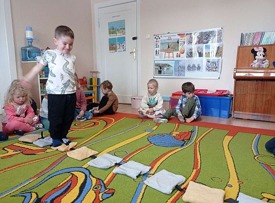 Dzieci przechodzą po ścieżce sensorycznej