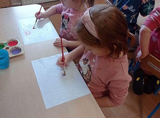 Dzieci malują na mokrej kartce