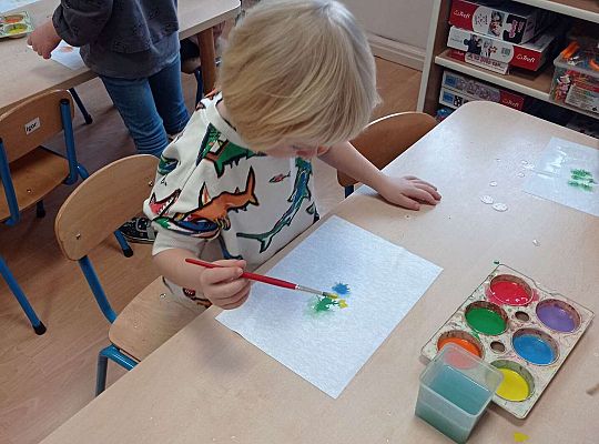 Dzieci malują na mokrej kartce