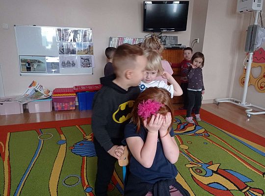 Dzieci mówią sobie komplementy na ucho