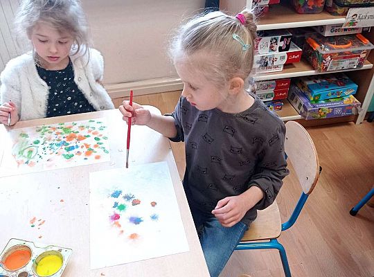 Dzieci malują na mokrej kartce