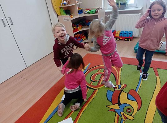 Dzieci bawią się w zabawę integracyjną - coraz mniejsza kartka