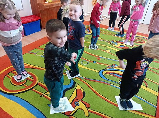 Dzieci bawią się w zabawę integracyjną - coraz mniejsza kartka