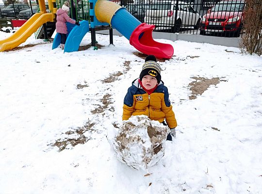 Dzieci lepią kule ze śniegu