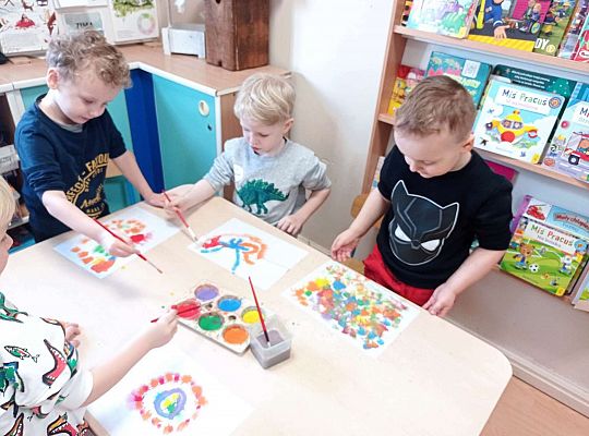 Dzieci malują na mokrej kartce