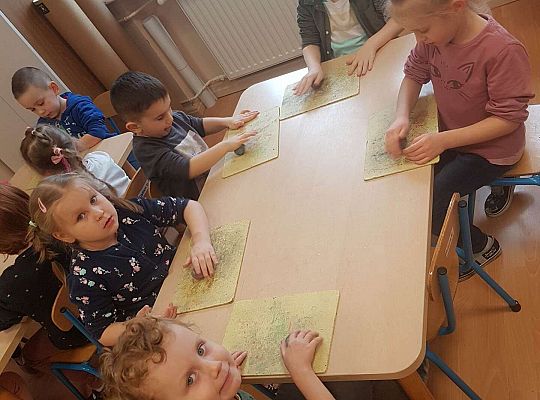 Dzieci lepią z plasteliny