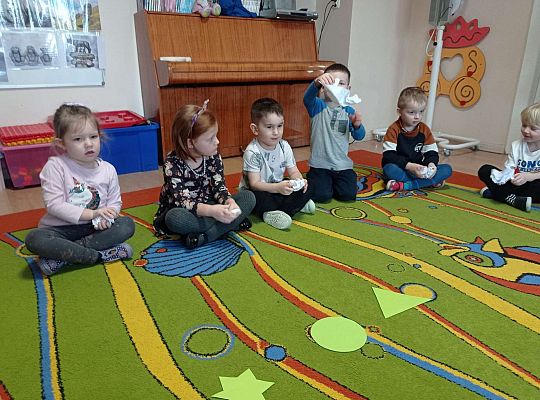 Dzieci rzeźbią z kartek figury geometryczne