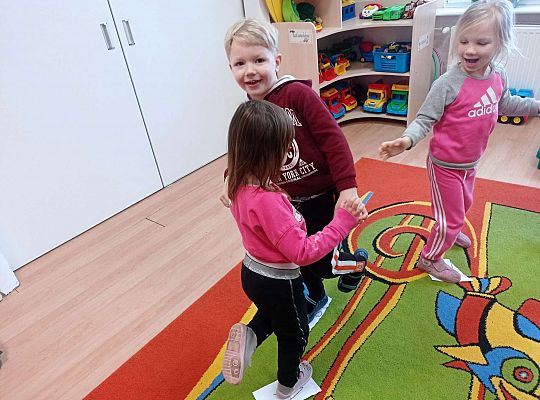 Dzieci bawią się w zabawę integracyjną - coraz mniejsza kartka