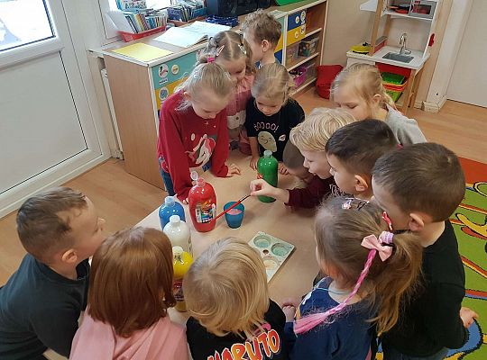 Dzieci utrwalają kolory i mieszają je