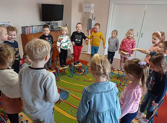 Dzieci ćwiczą orientację przestrzenną