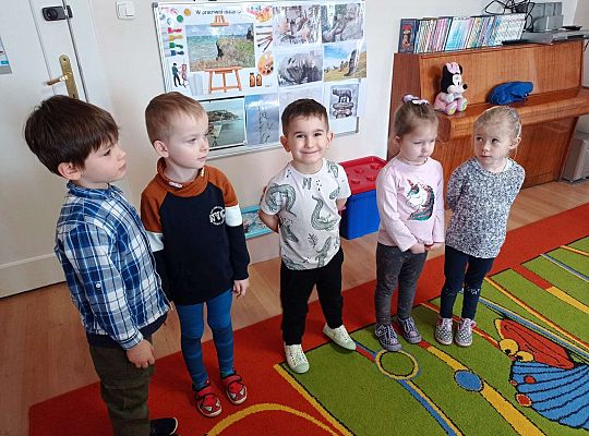 Dzieci bawią się w zabawę matematyczną