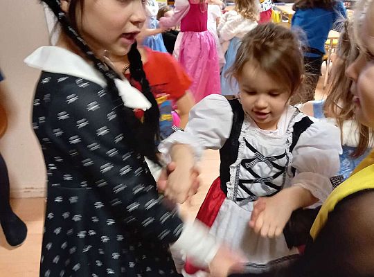 Dzieci tańczą na balu