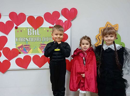 Dzieci ustawione do wspólnego zdjęcia