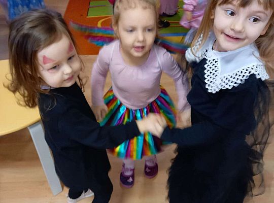 Dzieci tańczą na balu