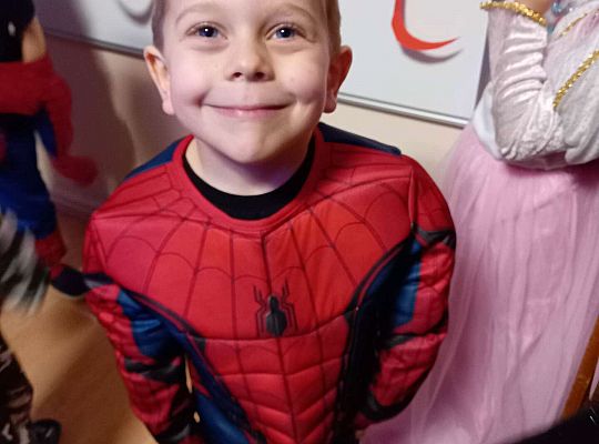 Chłopiec tańczy na balu