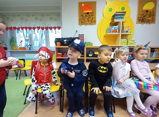 Dzieci odpoczywają w trakcie zabawy