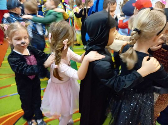 Dzieci tańczą na balu