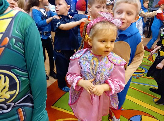 Dzieci tańczą na balu