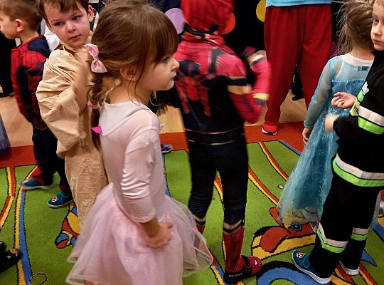 Dzieci tańczą na balu