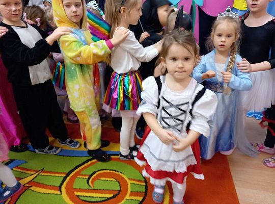 Dzieci tańczą na balu