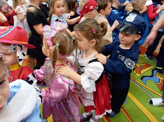 Dzieci tańczą na balu