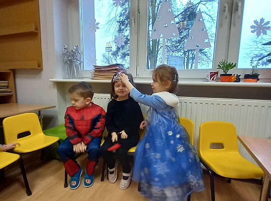 Dzieci odpoczywają w trakcie zabawy