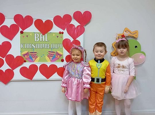 Dzieci ustawione do wspólnego zdjęcia