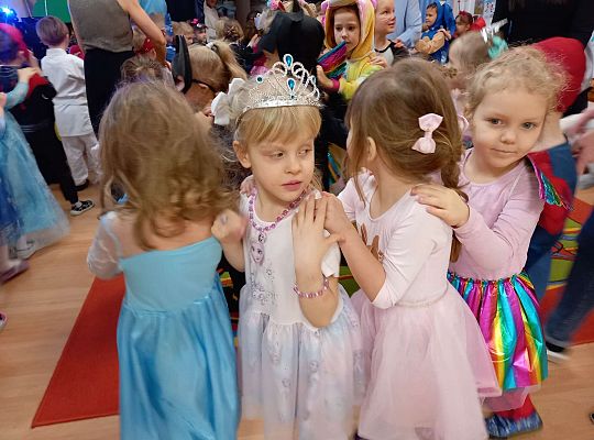 Dzieci tańczą na balu