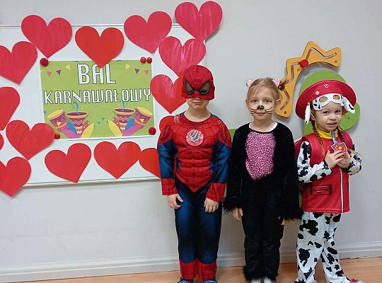 Dzieci ustawione do wspólnego zdjęcia