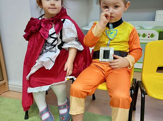 Dzieci odpoczywają w trakcie zabawy