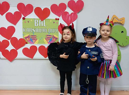 Dzieci ustawione do wspólnego zdjęcia