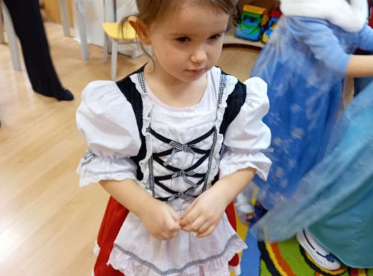 Dzieci tańczą na balu