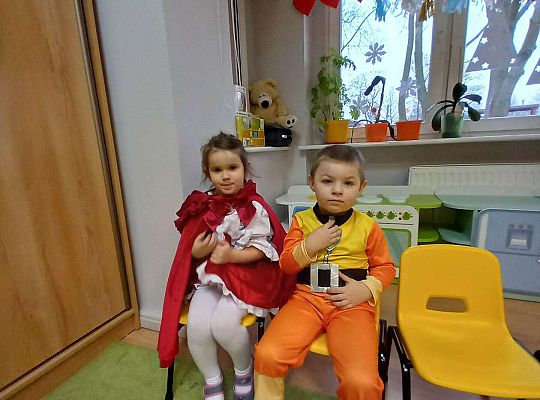 Dzieci odpoczywają w trakcie zabawy