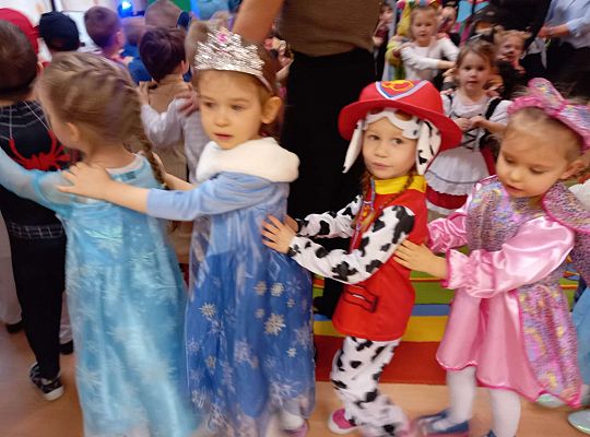 Dzieci tańczą na balu