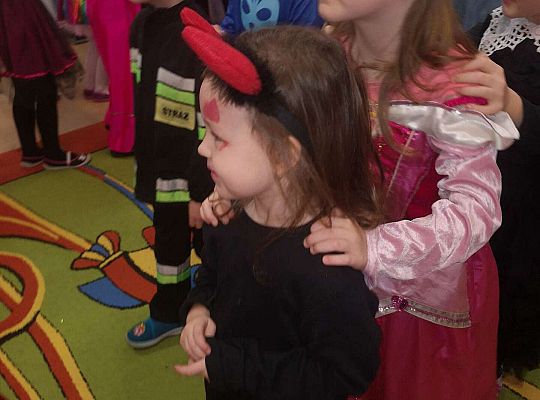 Dzieci tańczą na balu