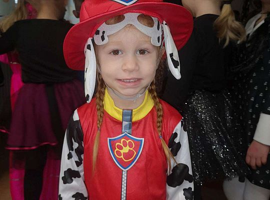 Dzieci tańczą na balu