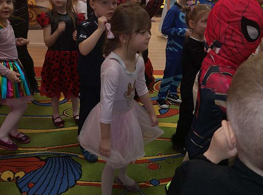 Dzieci tańczą na balu