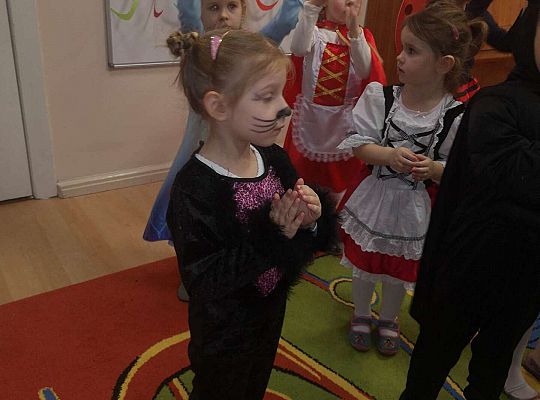 Dzieci tańczą na balu