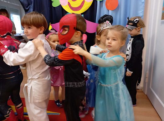 Dzieci tańczą na balu