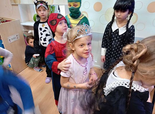 Dzieci tańczą na balu